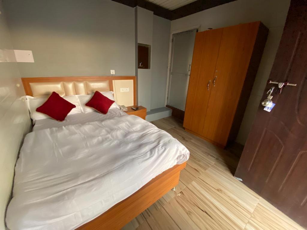 Hotel Kjs Inn Bahasi Екстер'єр фото